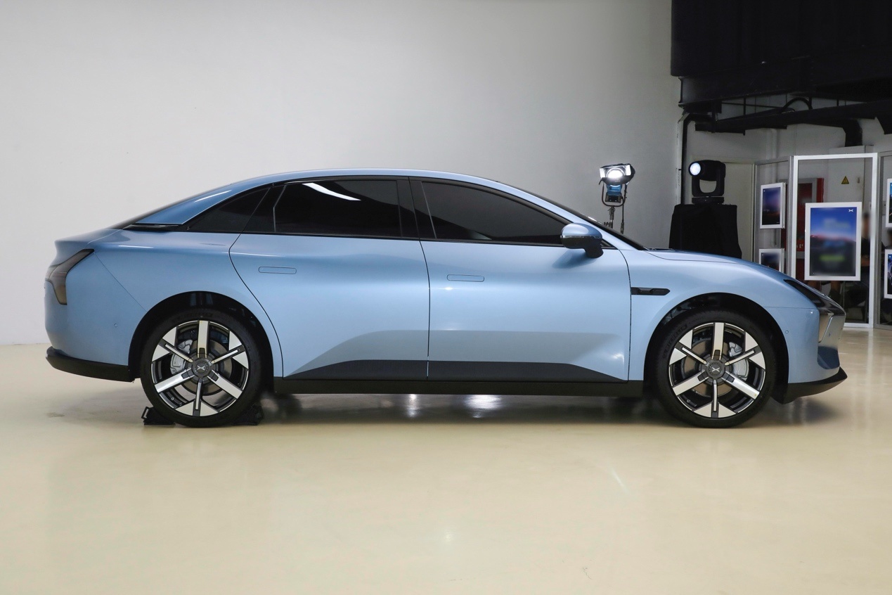 Silver carDescription has been automatically generated.