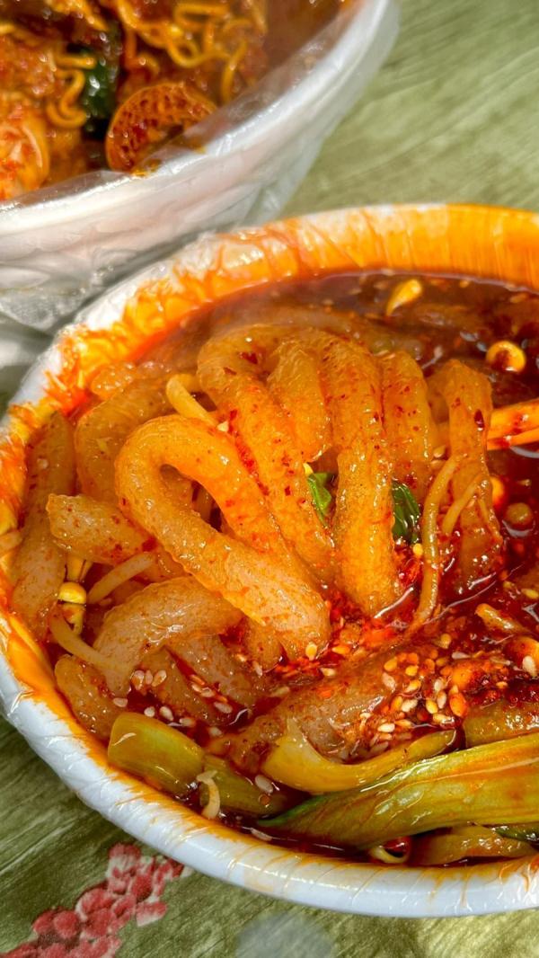 Gansu mala Tang is on fire! Random incense stuns a person who has never eaten it. Gansu mala Tang is on fire! Random incense stuns a person who has never eaten it.