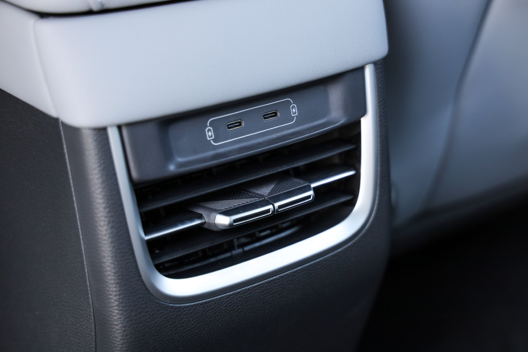 Rear air conditioning outlet
