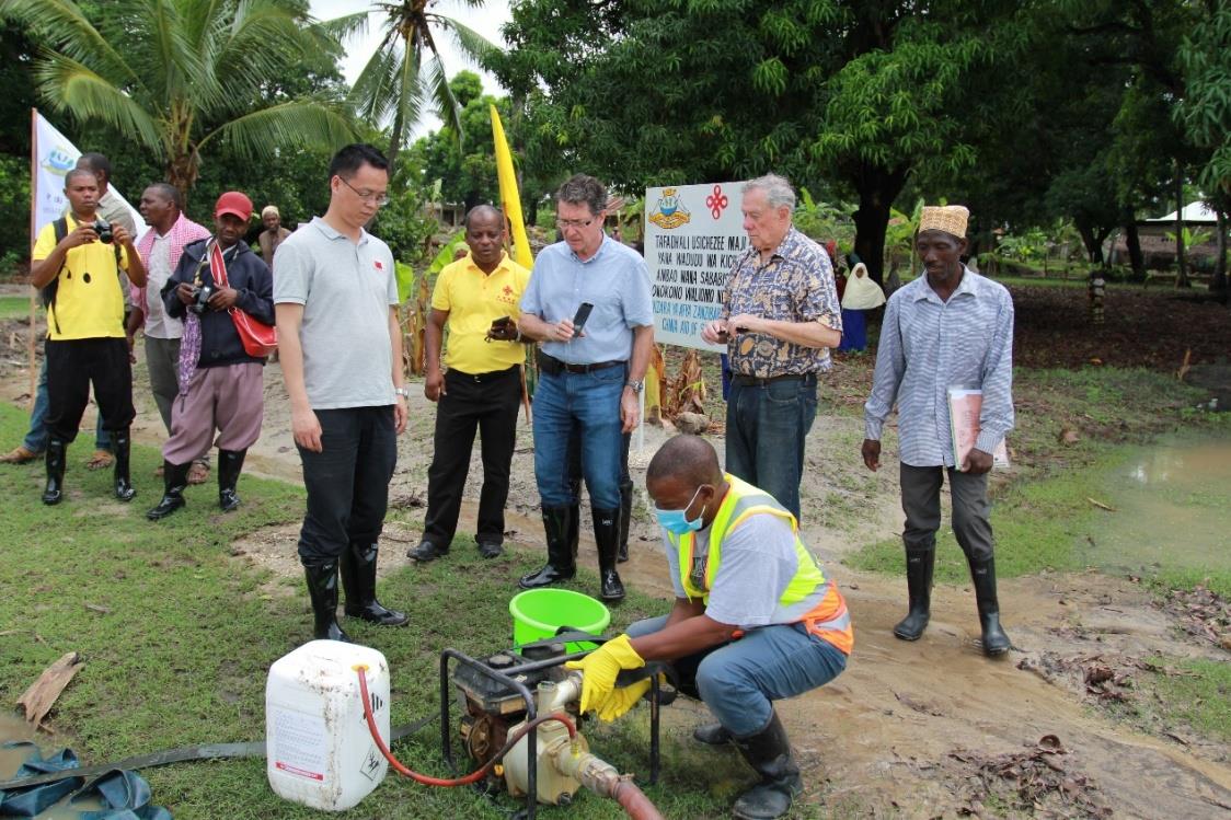 The World Health Organization evaluation expert group evaluated the field vector control of schistosomiasis aid in mulberry (provided by the interviewed institutions)
