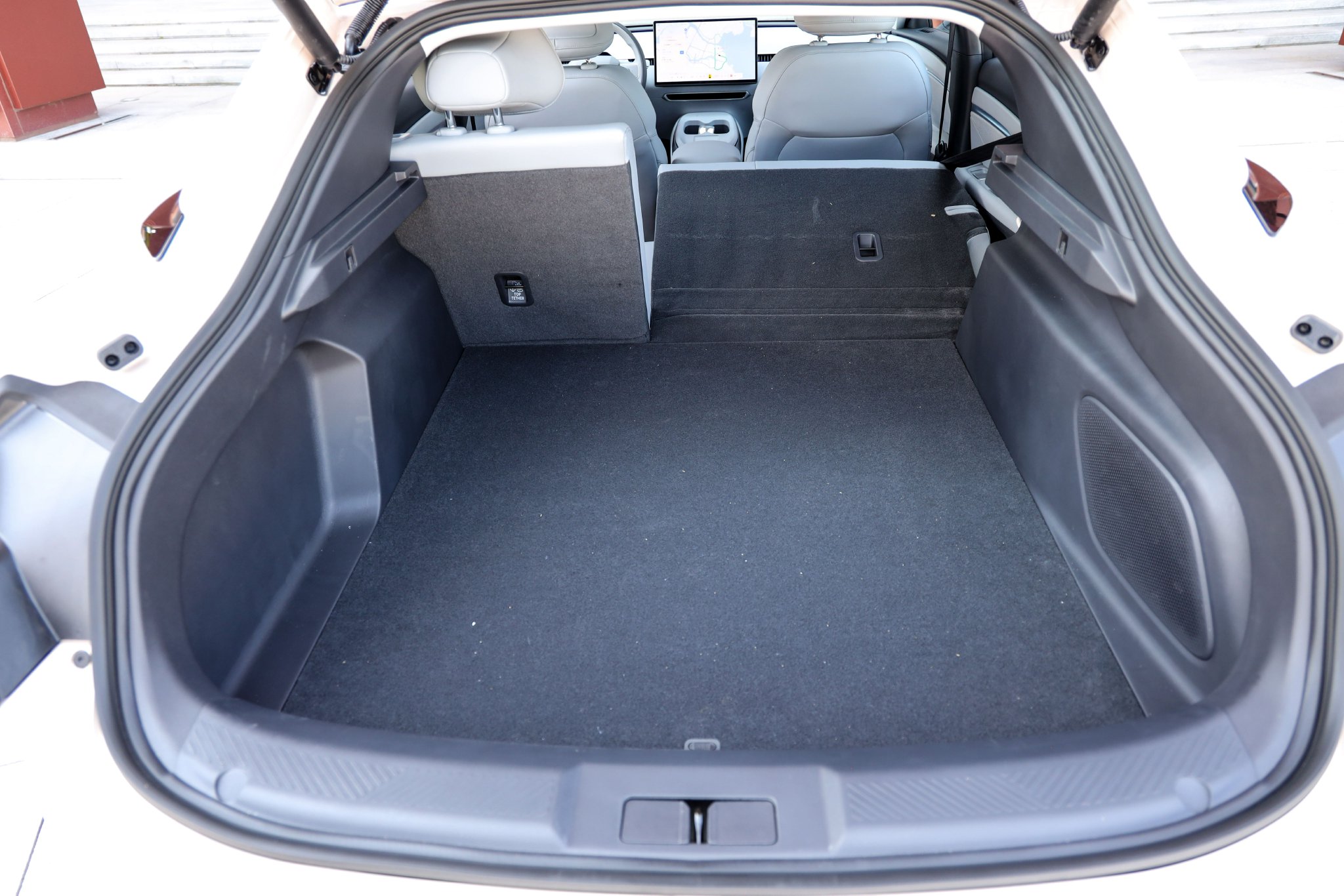 In the standard state, it has 621L space, which can be folded 4/6.