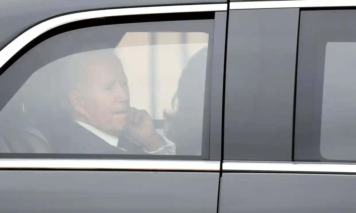 Outside Westminster Abbey, Biden is sitting in a car. Figure from British media