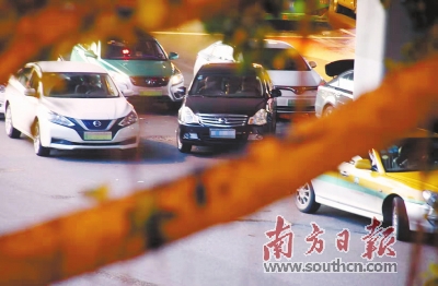Outside the exit of Guangzhou Railway Station, several cars were parked under the viaduct of Inner Ring Road, suspected to be "black cars" without operating qualifications.