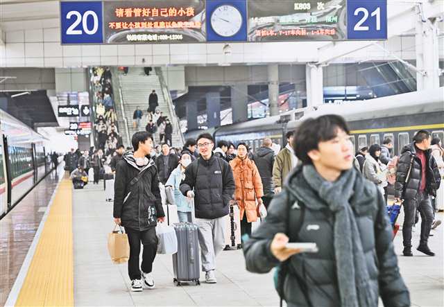 On January 13th, Chongqing North Railway Station, passengers walked on the platform. On that day, the passenger flow of middle school students increased significantly. Reporter Cui Lishe Visual Chongqing