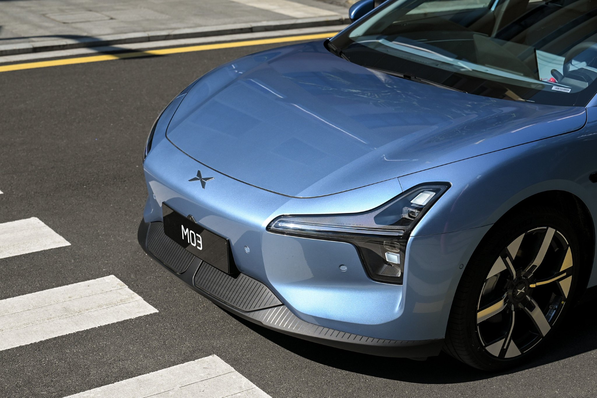 Lower lip air intake grille closed state