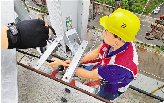 The construction team is installing 5G equipment. Zhejiang Daily reporter Shao Chenxi photo