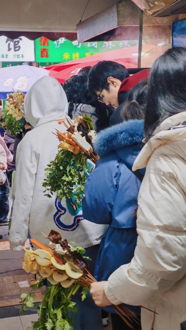 Gansu mala Tang is on fire! Random incense stuns a person who has never eaten it. Gansu mala Tang is on fire! Random incense stuns a person who has never eaten it.